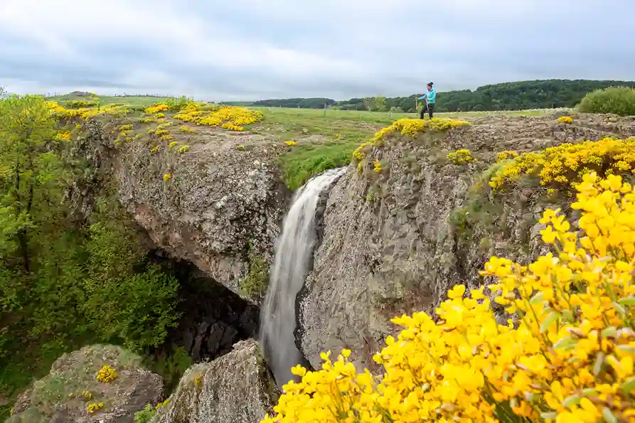 Sur l'Aubrac le chemin passe à proximité de la cascade du Déroc. Un détour s'impose.