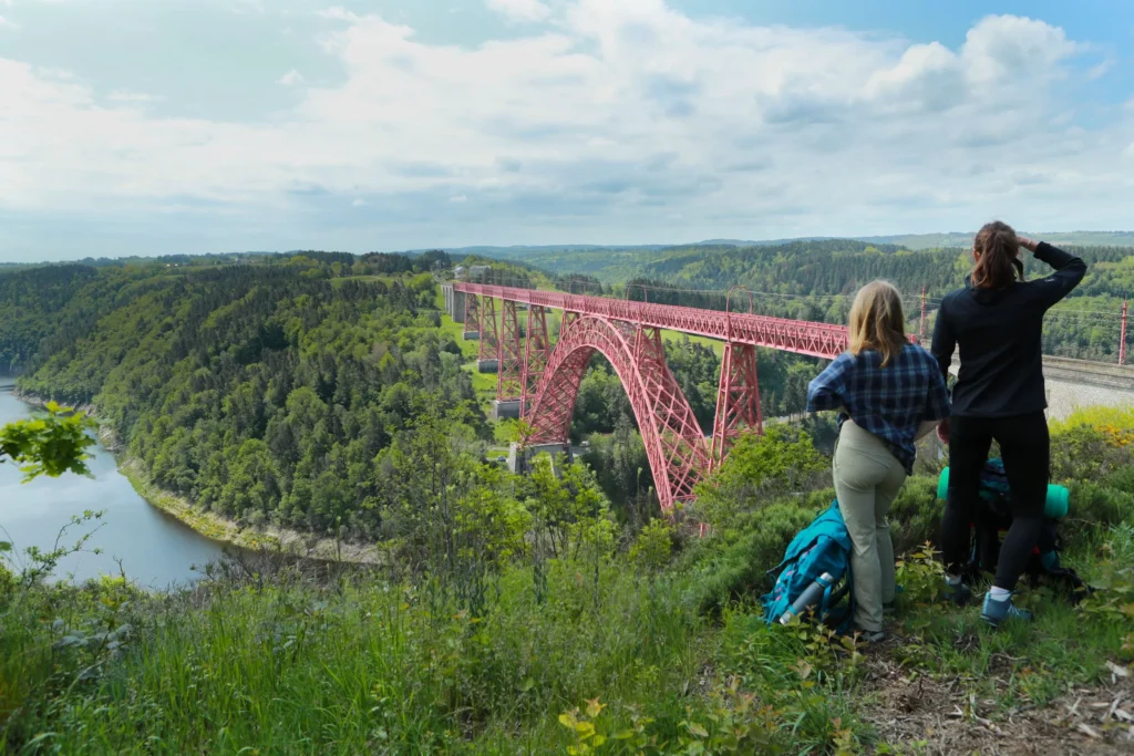 Sur le chemin, première vision de Garabit
