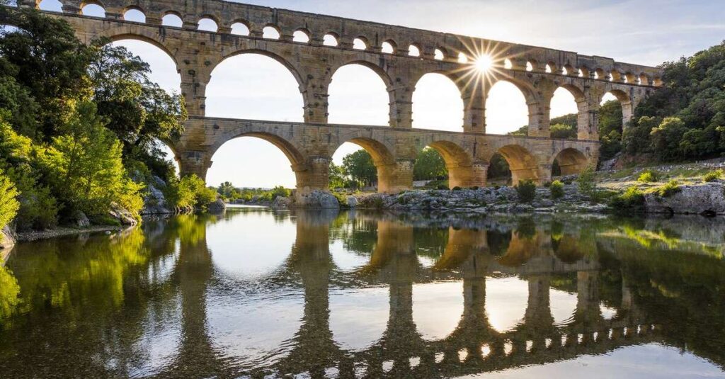 Vue d'ensemble du Pont du Gard à voir sur le chemin Urbain V.