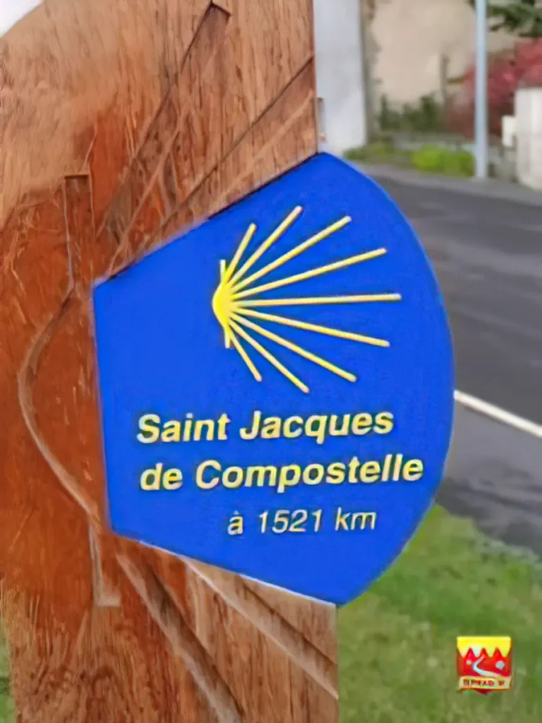 Balise à Nasbinals avec écrit "Saint Jacques de Compostelle à 1521 km".