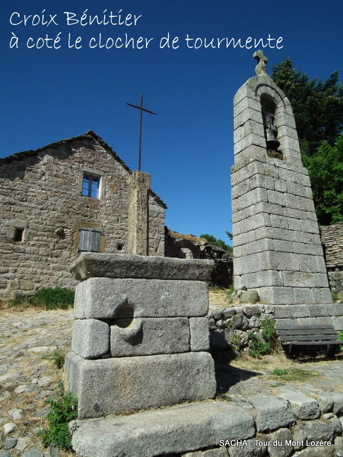 La Fage, croix avec bénitier et clocher de tourmente.
