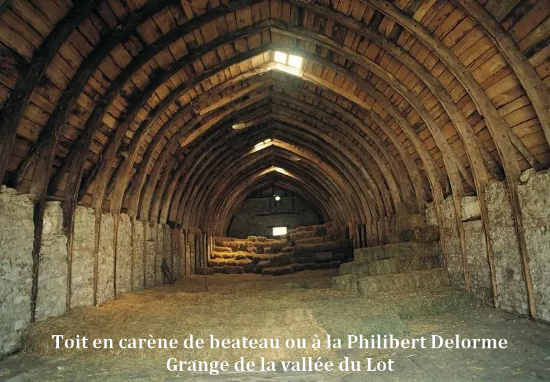 Une grange avec sa charpente typique  de la vallée du Lot