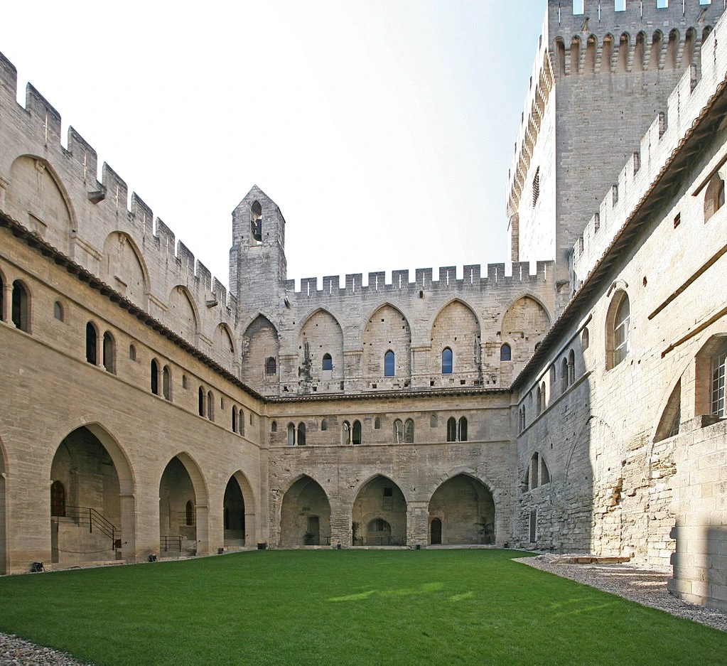le cloître du palais des papes
