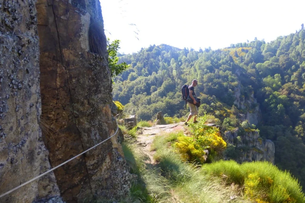 Le sentier par moment étroit
