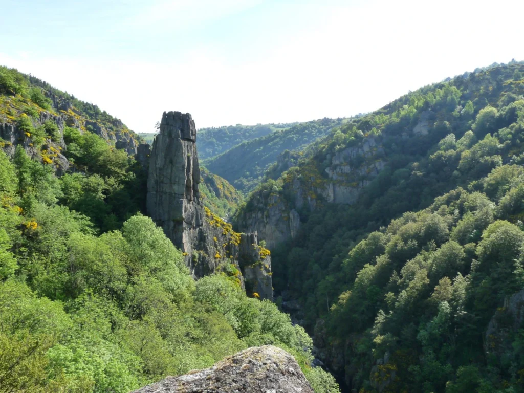 Ce rocher se grimpe sur les 4 faces
