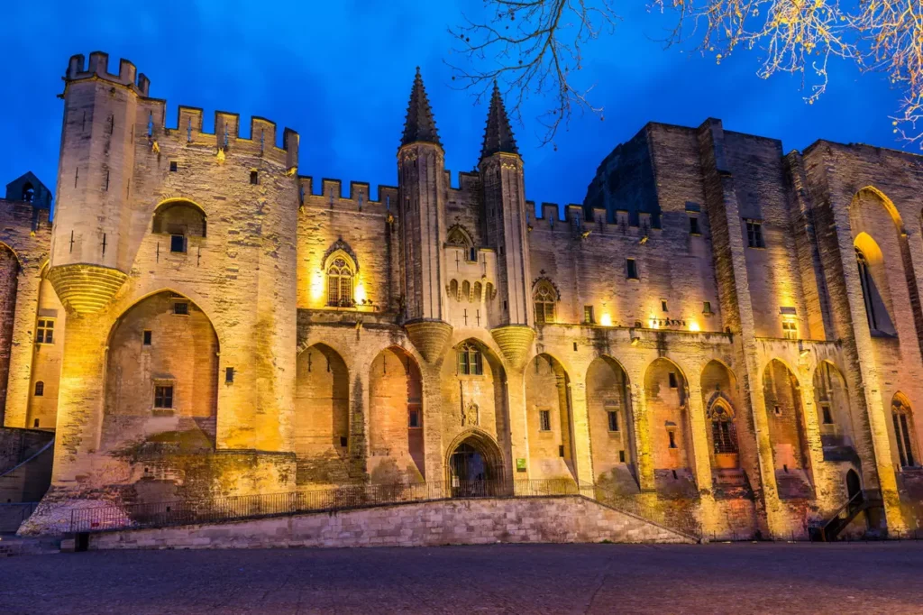 le palais des papes de nuit
grand site UNESCO
