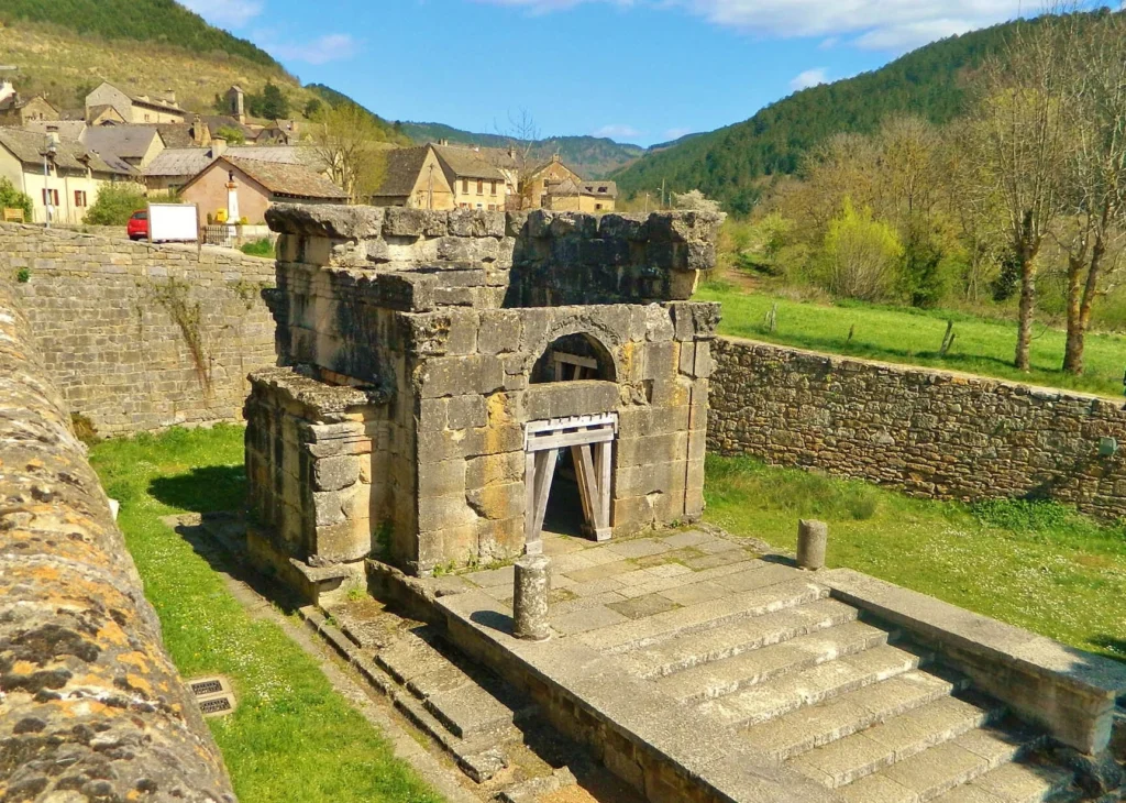 le mausolée vu de la route
