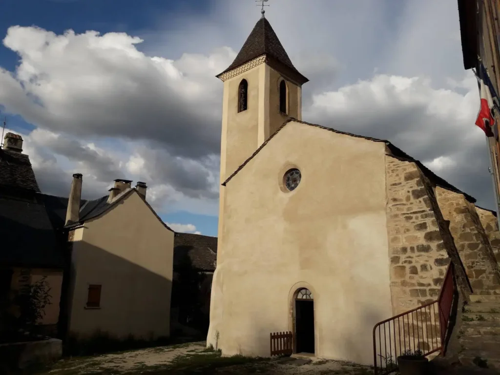 Entrée de la chapelle à Bédouès