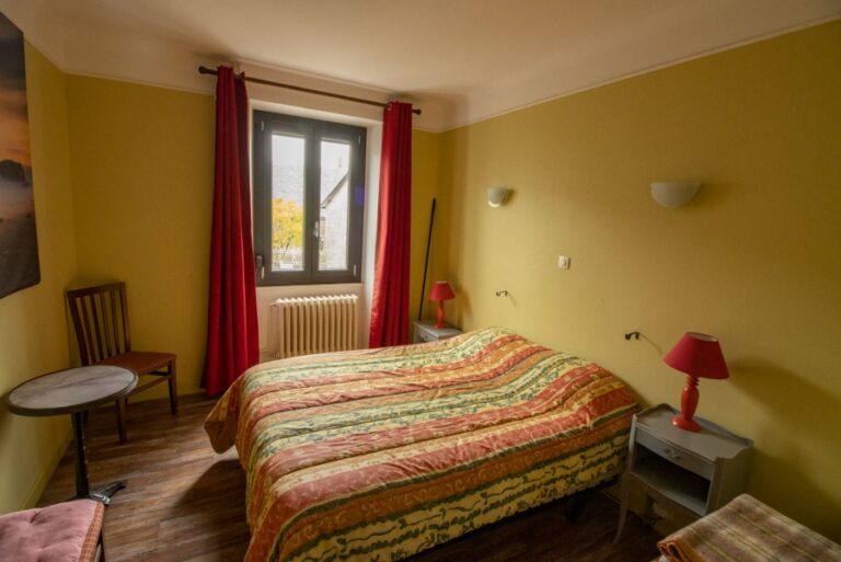 hôtel le france gîte sorbier chambre