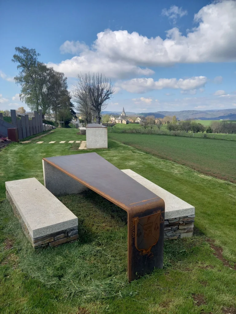 un coin agréable dans le village de Fridefont